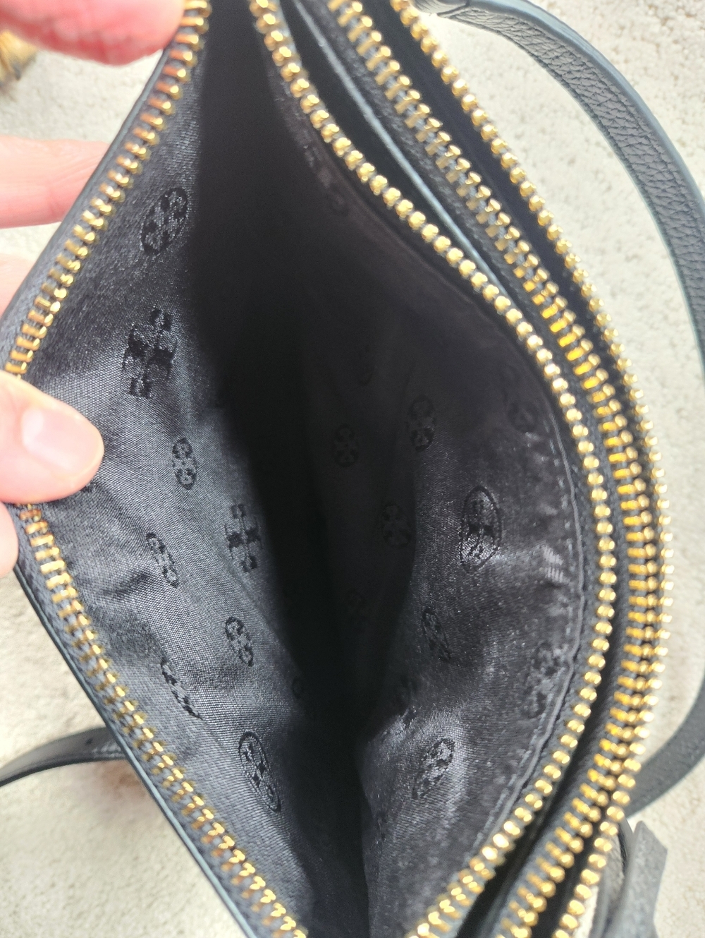 Tory Burch Black Pebbled Leather Crossbody Bag with Gold Hardware - Picture 5 of 6